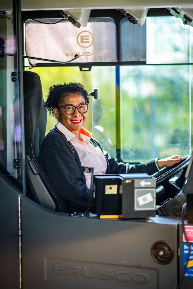 Chauffeuse glimlacht
