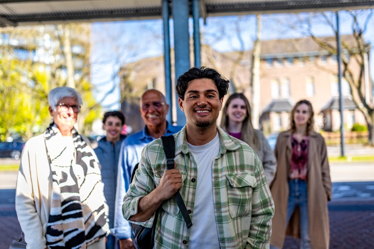 Een groep reizigers staat klaar om de bus in te stappen