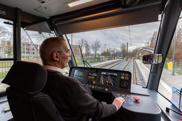 Trambestuurder zit in cabine U-OV