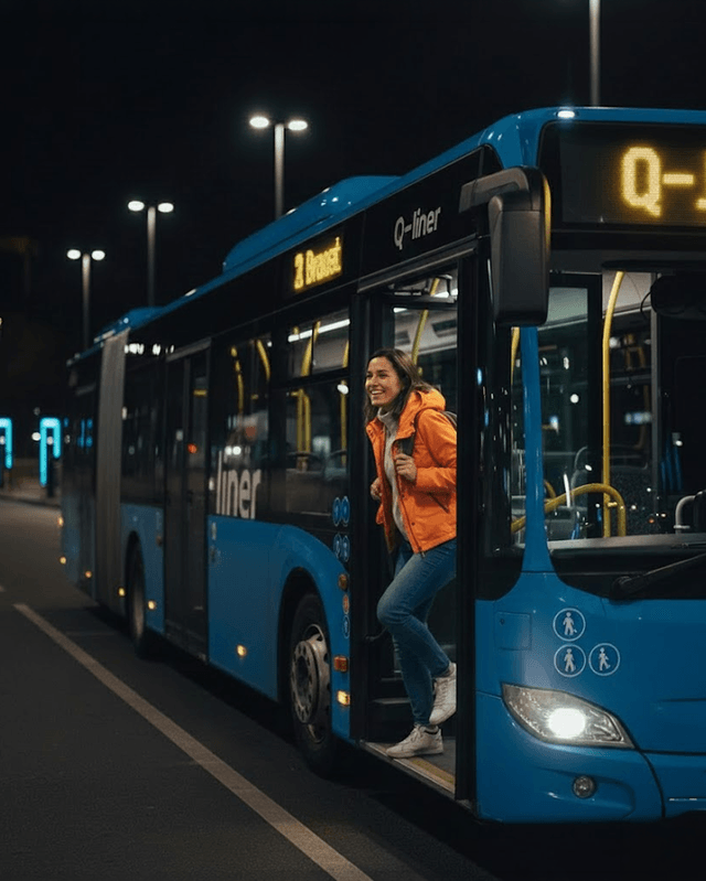 Reiziger met oranje jas stapt in de avond uit blauwe bus